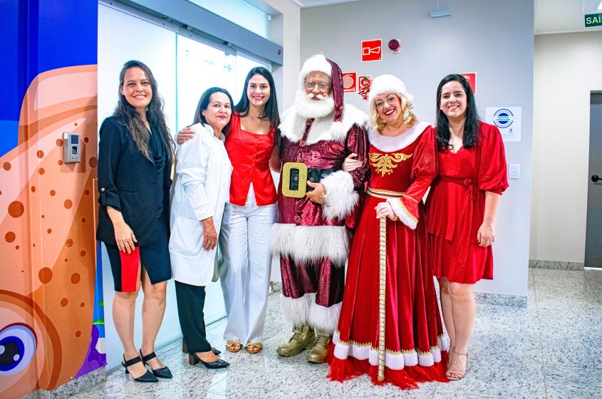 A equipe do Maceió Saúde garantiu que cada criança internada receba um presente, levando sorrisos e esperança mesmo durante o tratamento. Foto: David Silas/Ascom Maceió Saúde