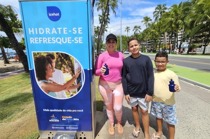 Família se beneficia com estação de hidratação na orla marítima. Foto: Beto Macário/ Secom Maceió