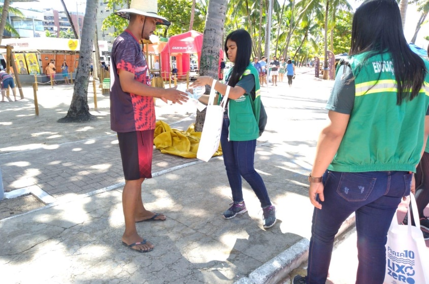 Além das instruções, colaboradore distribuíram sacolas biodegradáveis. Foto: Ascom Sudes
