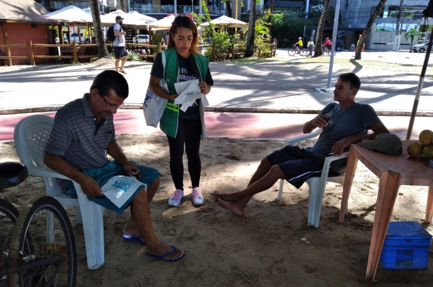Frequentadores e comerciantes foram orientados. Foto: Ascom Sudes