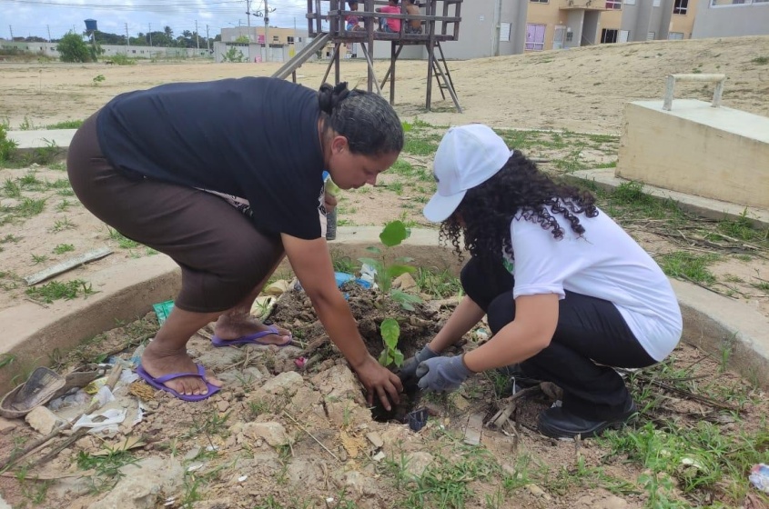 Moradores ajudaram no plantio de mudas. Foto: Ascom Sudes