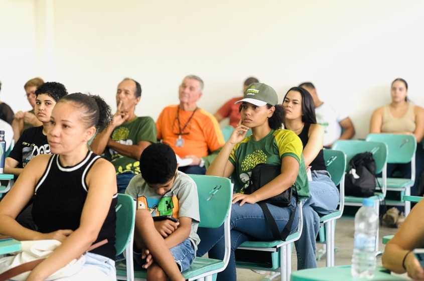Alunos de Ciências Sociais ouviram palestra antes de seguirem a campo para o plantio das mudas. Foto: Crystália Tavares/Ascom Alurb