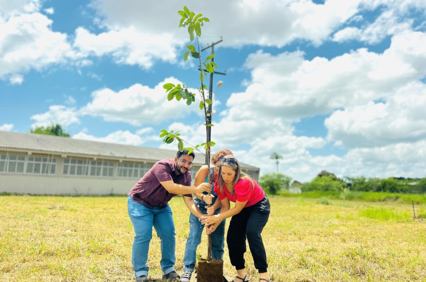 Estudantes plantaram mudas de árvores nativas e frutíferas no campus da universidade. Foto: Crystália Tavares/Ascom Alurb