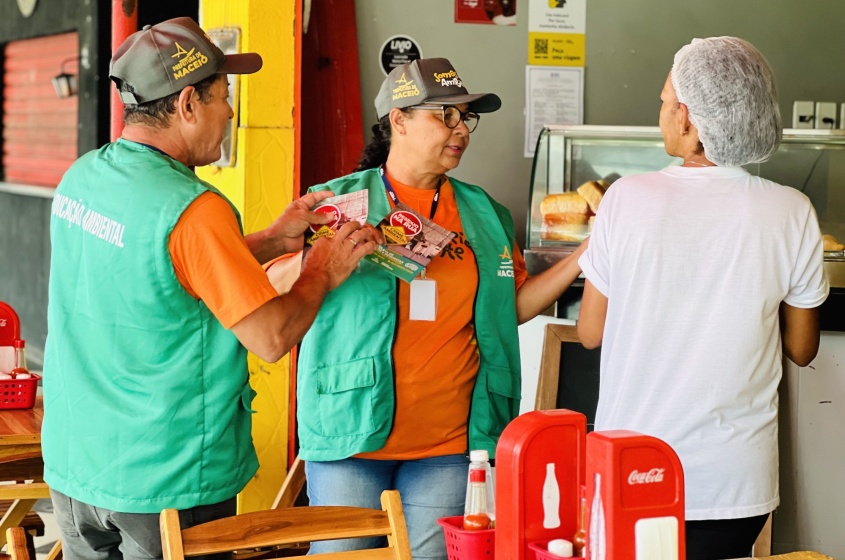 Abordagem educativa da Alurb na Avenida Amélia Rosa. Foto: Cristalya Tavares/Ascom Alurb