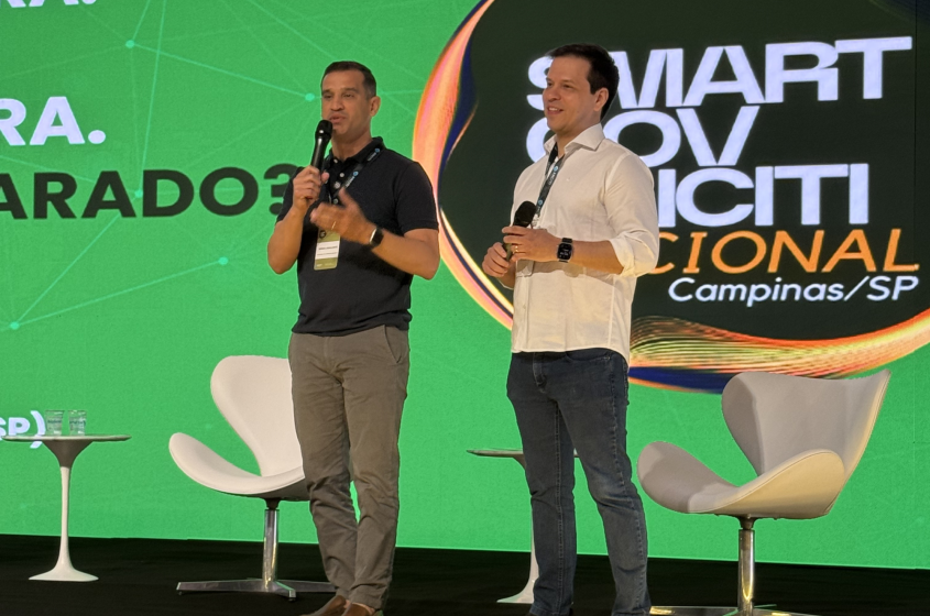 O secretário Sergio Cavalcante (à esquerda) e o presidente da Maceió Digital, Rodrigo Rossiter (à direita), anunciam o Smart Gov Anciti 2026. Foto: Raphaela Menezes / Ascom Sedigi.