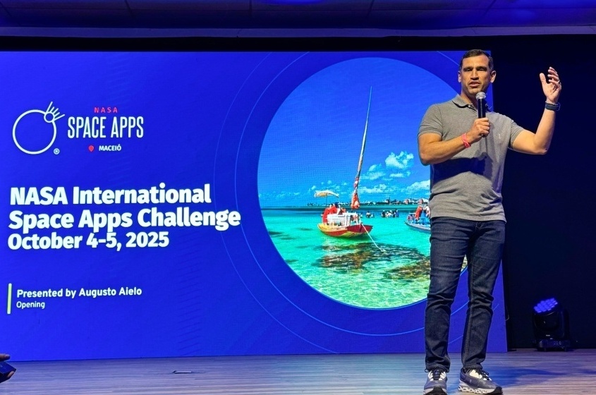 Secretário Sergio Cavalcante discursa para participantes da maratona de inovação da Nasa. Foto: Cortesia