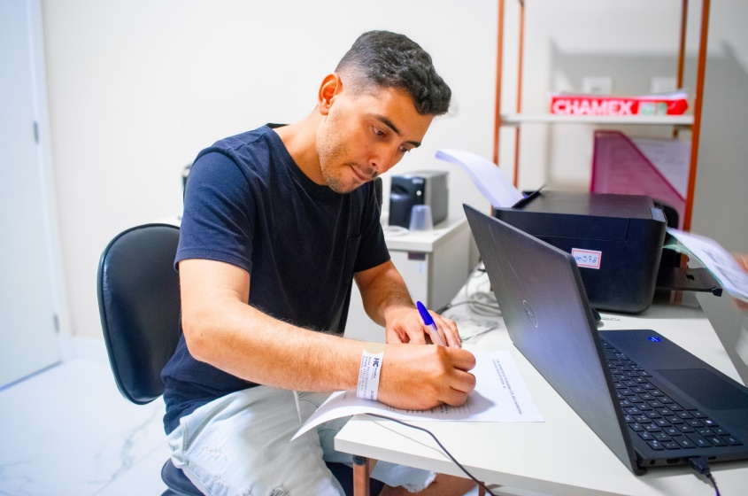 Paulo Bezerra realiza o primeiro registro de nascimento no cartório do Hospital da Cidade. Foto: David Silas/ Ascom Maceió Saúde