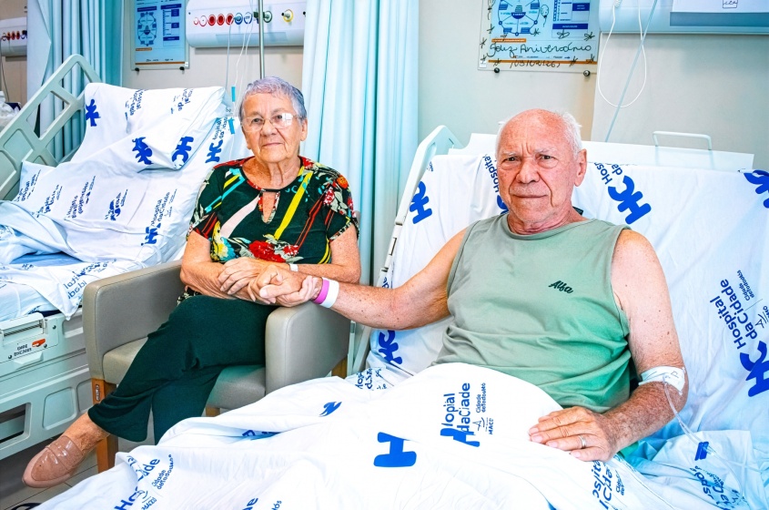 Ao lado da esposa, Geraldo destacou a qualidade do atendimento, a humanização do cuidado e a eficiência do serviço prestado pelo SUS. Foto: David Silas/ Ascom Maceió Saúde