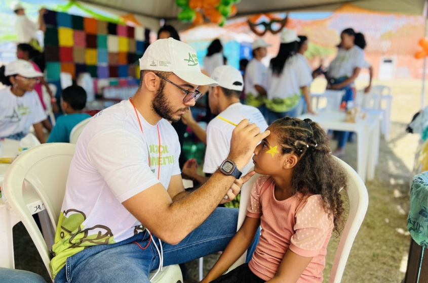 A pintura facial foi uma das ações voltadas ao público infantil. Foto: Crystalia Tavares/Ascom Alurb