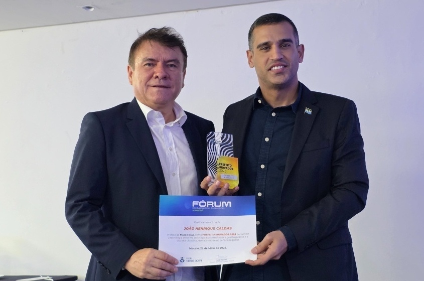 Secretário de Estratégias Disruptivas e Economia Digital, Sergio Cavalcante (dir.) recebeu o prêmio em nome dos gestores de Maceió. Foto: Beto Macário/ Secom Maceió