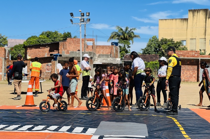 DMTT levou tapete lúdico para ensinar sobre trânsito para as crianças. Foto: Crystalia Tavares/Ascom Alurb