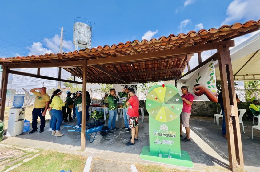Atividades de educação ambiental com moradores. Foto: Crystalia Tavares/Ascom Alurb