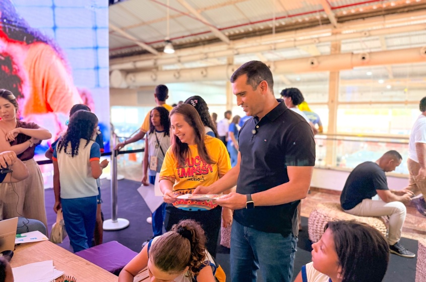 Titular da Sedigi, Sergio Cavalcante, ressalta uso da tecnologia na educação. Foto: Winicius Correia/ Ascom Sedigi.