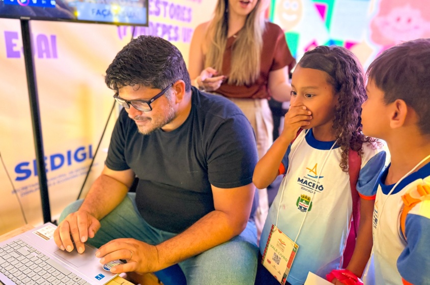 Clara, 8 anos, se surpreendeu ao ver seu desenho transformado com IA. Foto: Winicius Correia/ Ascom Sedigi.