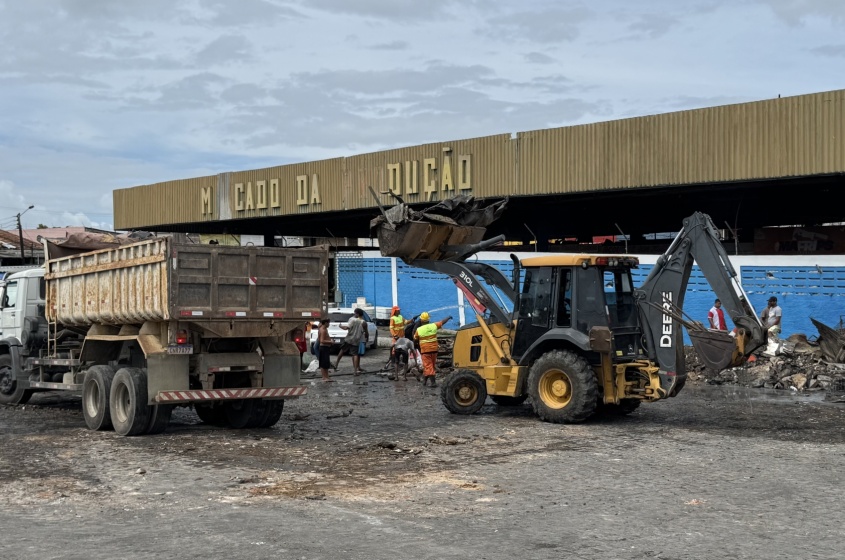 Equipes da ALURB ajudam no rescaldo e limpeza da área. Foto: Daniel Paulino/Secom Maceió