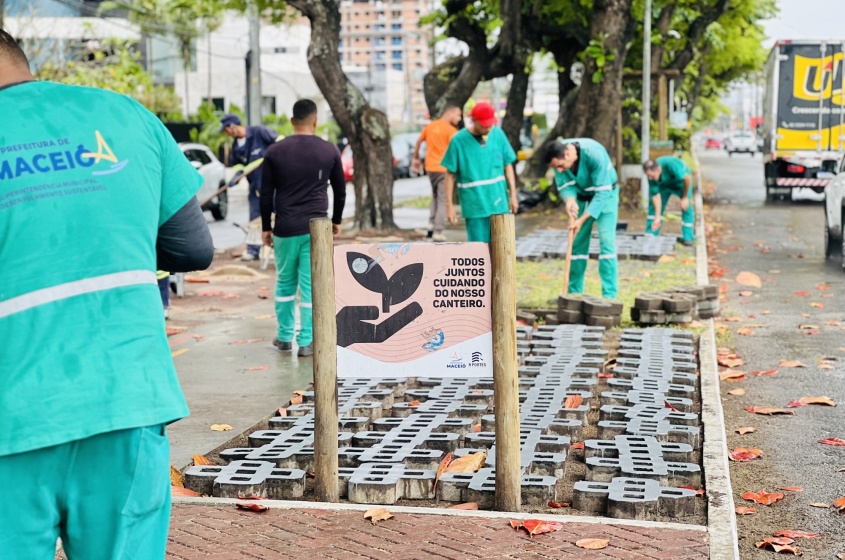 Alurb está executando obras de paisagismo no canteiro da via. Foto: Cristalya Tavares/Ascom Alurb