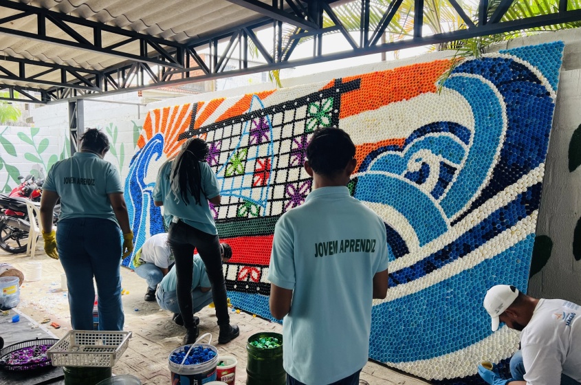 Educadores ambientais, jovens aprendizes e estudantes participaram da confecção do mural. Foto: Crystália Tavares/Ascom Alurb