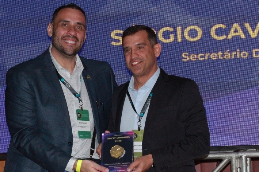 Secretário Sergio Cavalcante (dir.) destacou esforço coletivo da Sedigi ao receber o prêmio. Foto: Cortesia