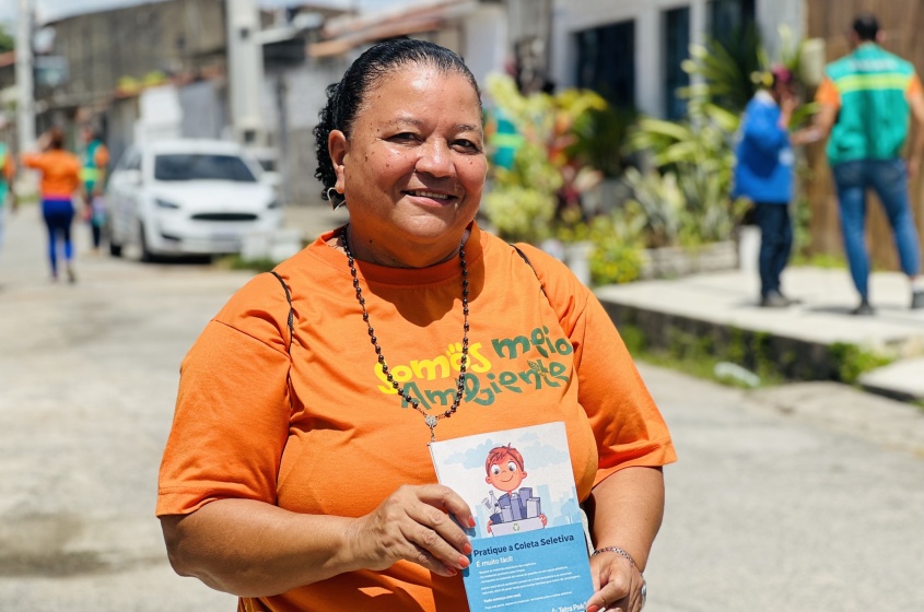 Moradores são informados sobre coleta seletiva. Foto: Cristalya Tavares/Ascom Alurb