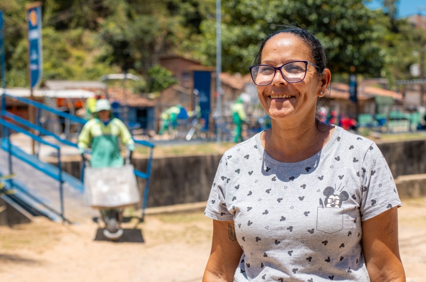Moradora reconhece trabalho contínuo de limpeza no Reginaldo. Foto: Itawi Albuquerque/Secom Maceió