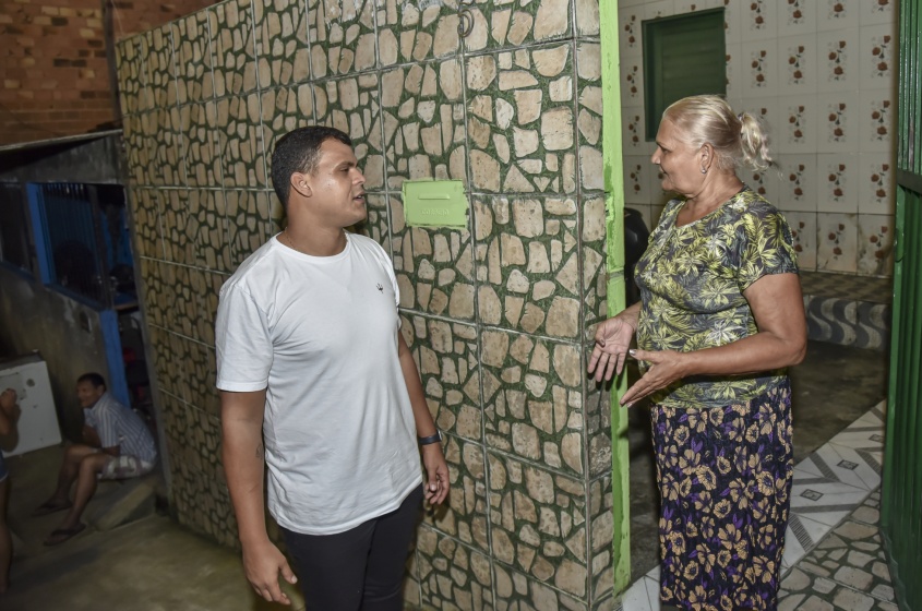 Dona Esmeralda Francisca diz ao superintendente João Folha que a iluminação mudou a rotina da comunidade. Foto: Ascom Sima