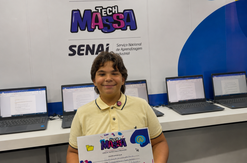 Miguel, de 14 anos, tem seu próprio negócio de produção e venda de bolos e brigadeiros, além de tirar boas notas na escola. Foto: Winicius Correia / Ascom Sedigi.