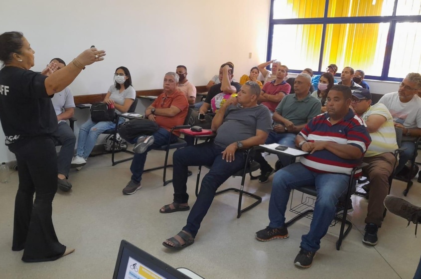 Turma com taxistas em aula no SEST/SENAT. Foto: SMTT