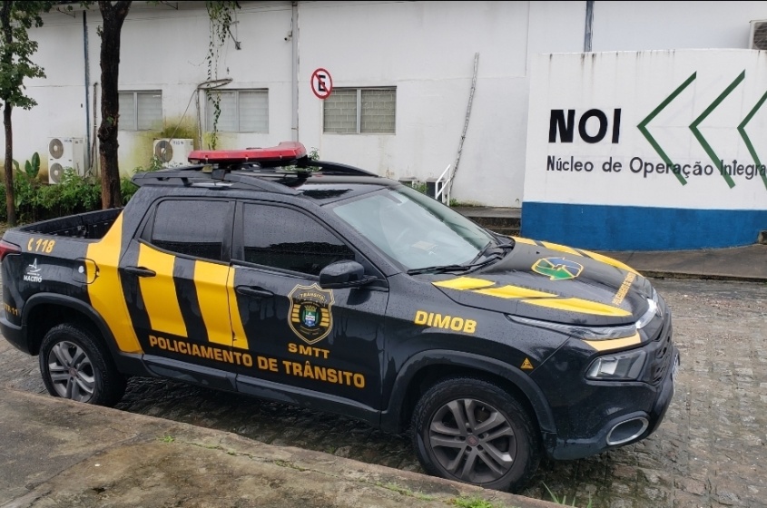 As doações podem ser entregues diretamente aos agentes da SMTT, em viaturas. Foto: Ascom SMTT.