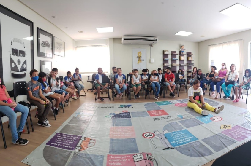 Entre as atividades, estudantes assistiram a apresentação do teatro de fantoches. Foto: Ascom SMTT