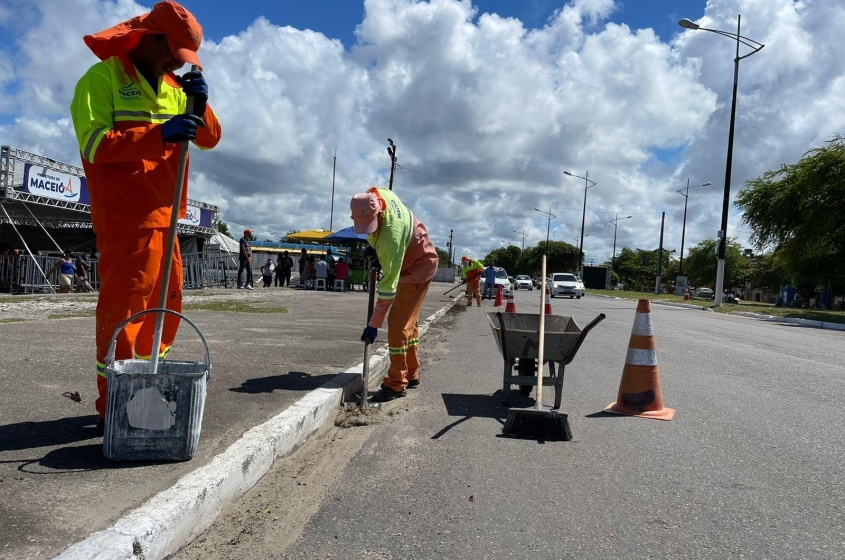 Agentes realizam capinação, varrição, pintura de meio fio e bancos, além de pequenos reparos, quando necessário. Foto: Ascom Sudes