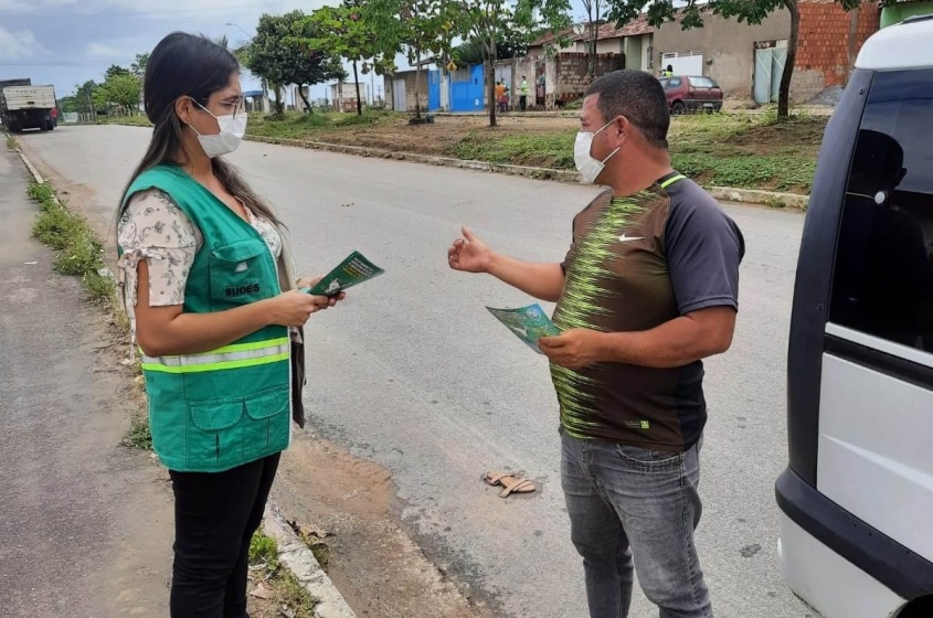 Moradores escutam quais as práticas que favorecem a limpeza urbana. Foto: Ascom Sudes