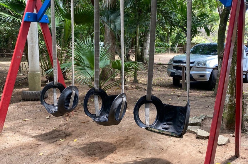 Parquinho sustentável foi feito com pneus e madeiras reaproveitados. Foto: Ascom Sudes