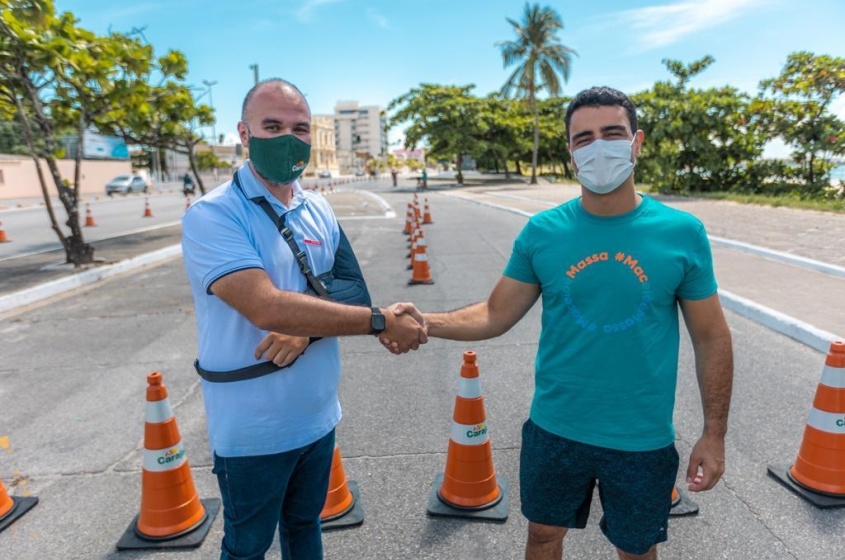 Thiago Araújo, gerente de marketing da Carajás, e prefeito JHC. Foto: Itawi Albuquerque/Secom Maceió.