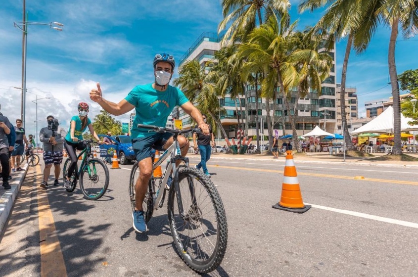 Ciclofaixa vai da Praia da Avenida, no Centro, à Avenida Álvaro Otacílio, na Ponta Verde. Foto: Itawi Albuquerque/Secom Maceió.