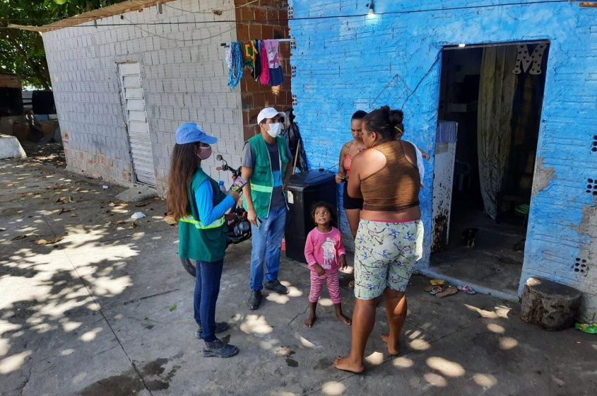 Moradores são orientados para que mantenham a região limpa. Foto: Ascom Sudes