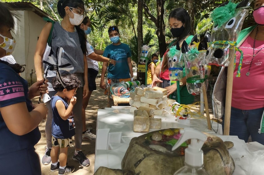 Katia Silva e seu filho ficaram encantados com o Parque Municipal e os brinquedos sustentáveis. Foto: Ascom Sudes