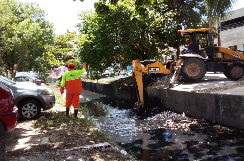 Limpeza de canais facilita o escoamento correto das águas pluviais. Foto: Ascom Sudes