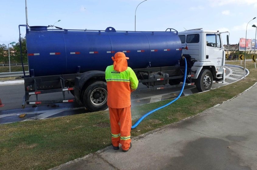 Trabalho de irrigação atende centenas de áreas verdes, canteiros e praças da capital. Foto: Ascom Sudes