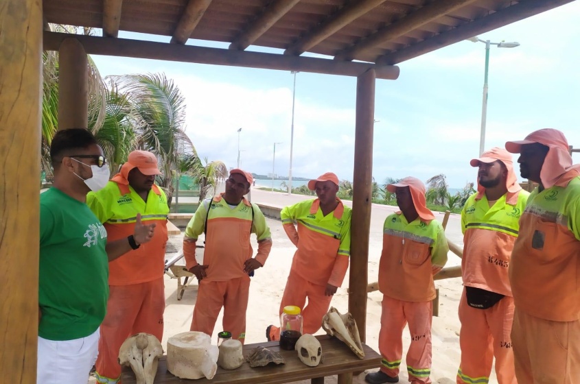 Garis também foram orientados a respeito das ossadas de animais marinhos encontradas na Orla Marítima. Foto: Ascom Sudes