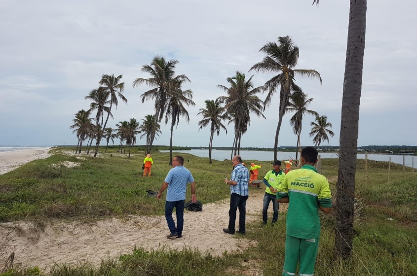 Prefeitura mantém equipes fixas na limpeza da orla da capital. Foto: Ascom Sudes