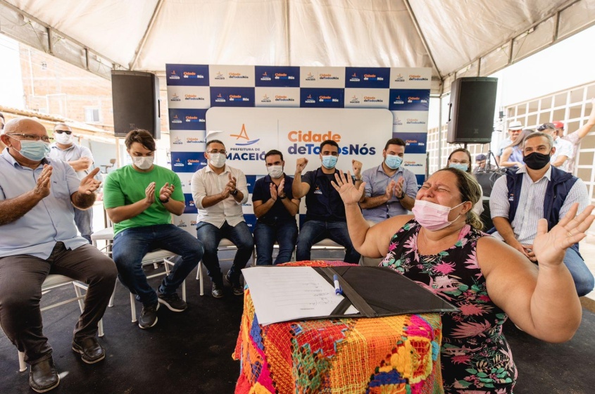 Moradora Roberta Pimentel comemorou a conquista. Foto: Edvan Ferreira/Secom Maceió.