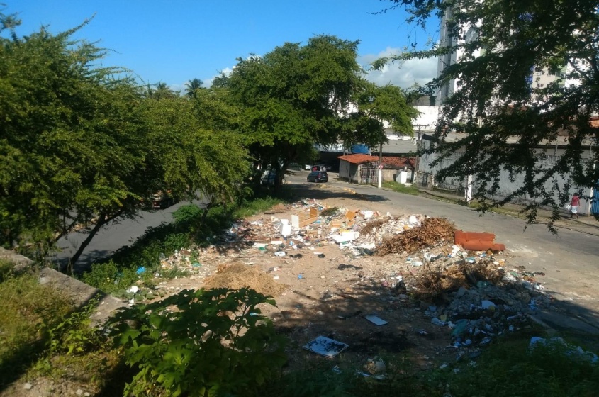 Antes havia apenas lixo e falta de estrutura adequada para os pedestres. Foto: Ascom Sudes