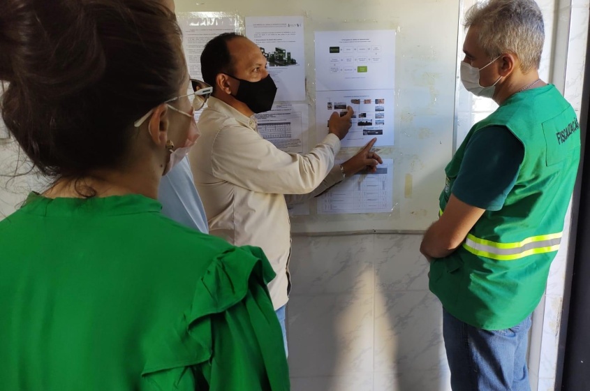Processo do tratamento do chorume é explicado para diretora e coordenadores. Foto: Ascom Sudes