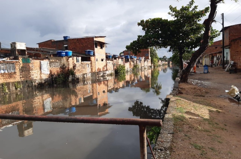 Antes e depois do desassoreamento, facilitando o escoamento das águas pluviais. Foto: Ascom Sudes
