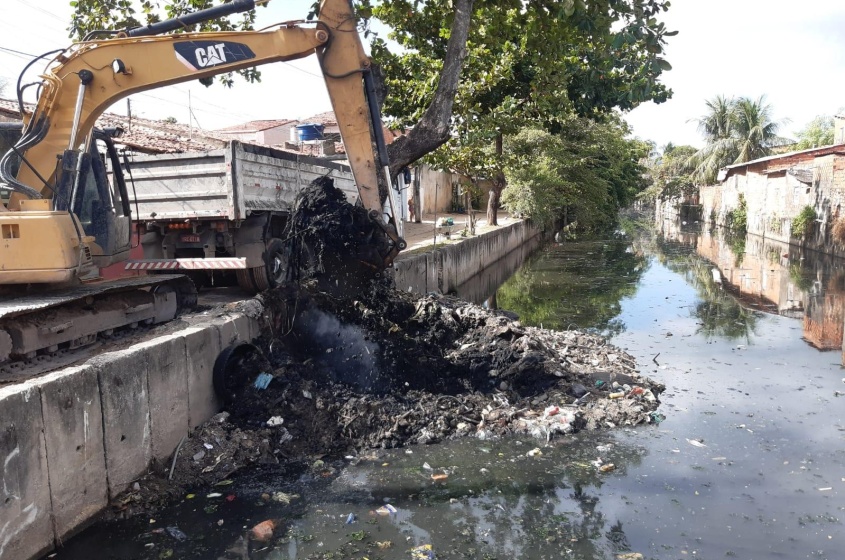 Barro alojado no fundo do córrego, móveis inservíveis, recicláveis e lixo domiciliar foram retirados do canal. Foto: Ascom Sudes