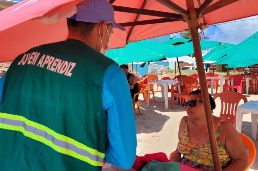 Turistas e transeuntes também receberam orientações sustentáveis. Foto: Ascom Sudes