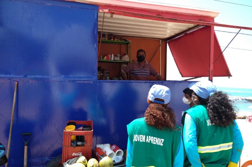 Comerciantes receberam instruções de como cooperar com a limpeza da orla. Foto: Ascom Sudes