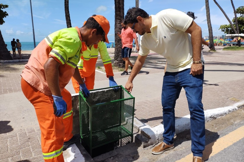 Dando sequência ao trabalho da última semana, retentores foram instalados em bueiros da Ponta Verde. Foto: Ascom Sudes
