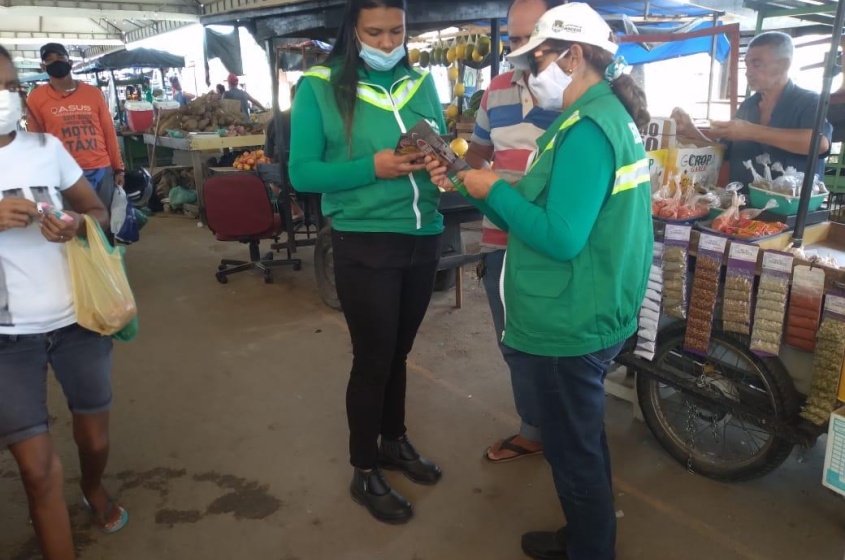 Comerciantes recebem orientações sobre cuidados com o descarte irregular. Foto: Ascom Sudes