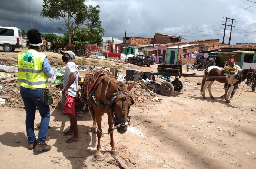 Carroceiros flagrados foram orientados em como descartar de forma correta. Foto: Ascom Sudes